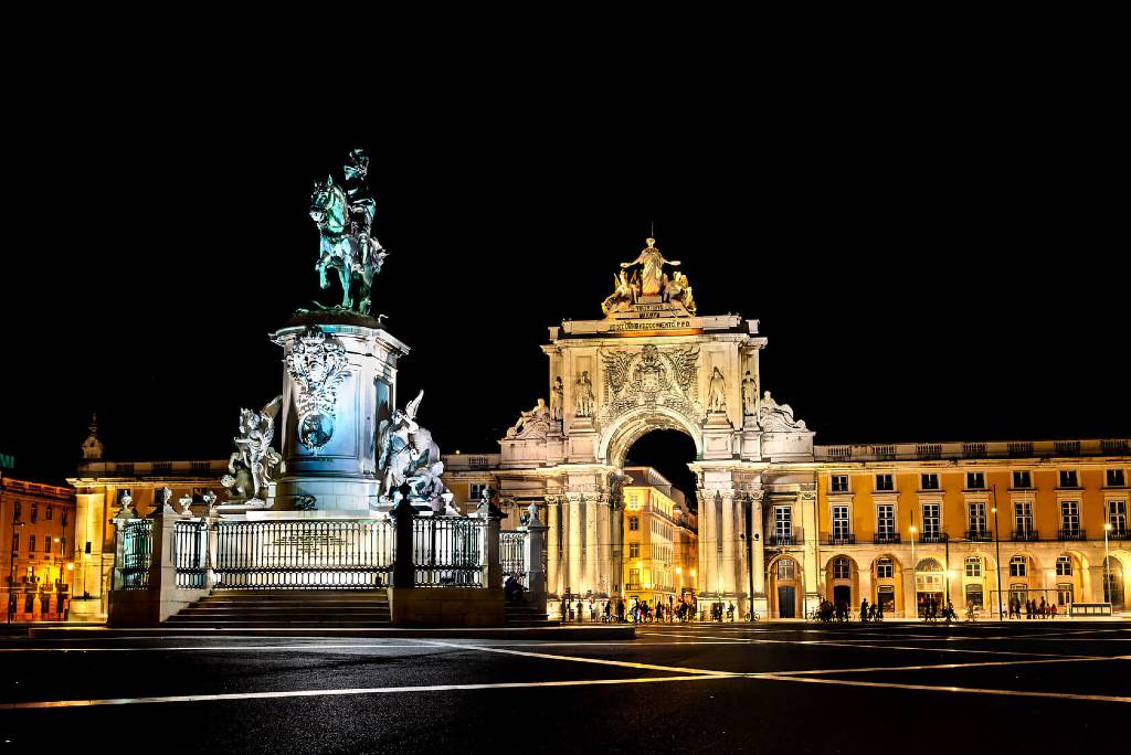 Private Night Tour in Lisbon - Living Tours